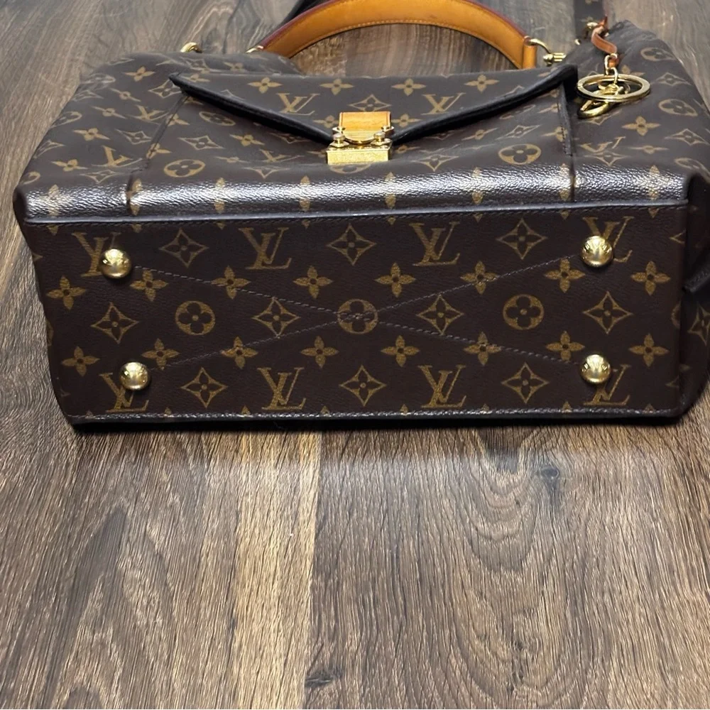 LOUIS VUITTON
Monogram Canvas Metis - Picture 3 of 10